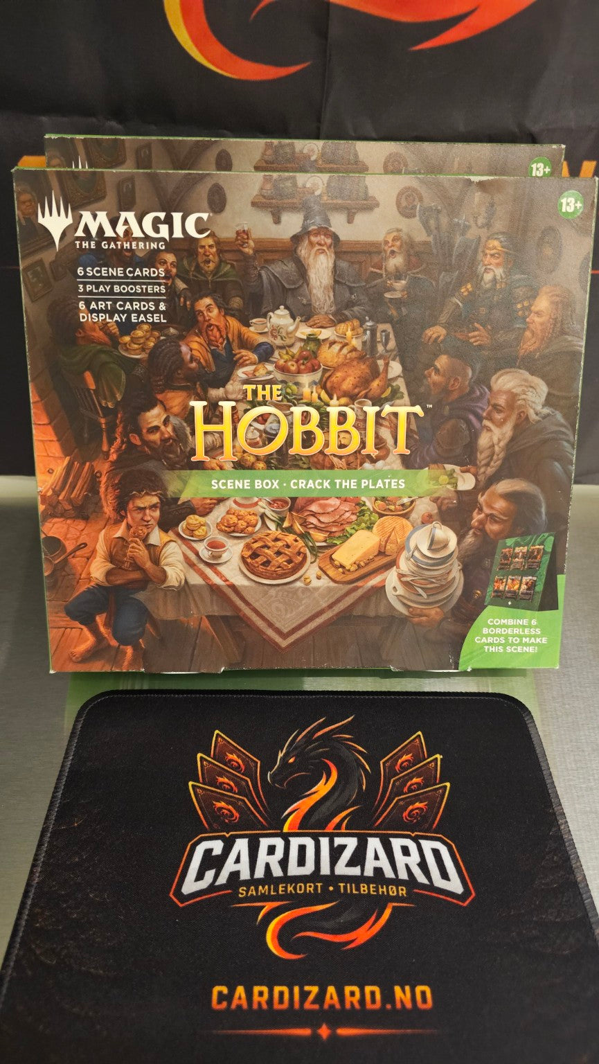 Magic: The Gathering The Hobbit Scene Box – Crack the Plates – Engelsk